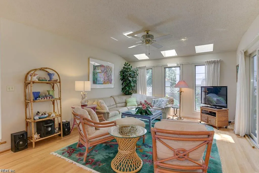 3 bed, 2.5 bath, 2600 sqft, $2,800 — Photo 2