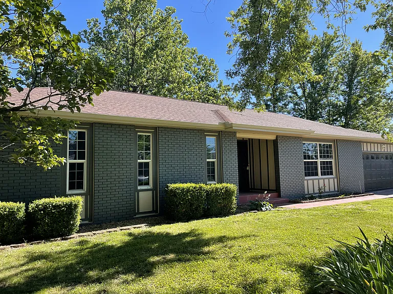 1902 Laura Ln — Photo 1
