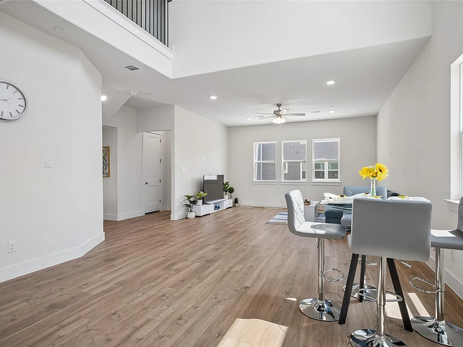 3 bed, 3.5 bath, 2222 sqft, $3,200 — Photo 4