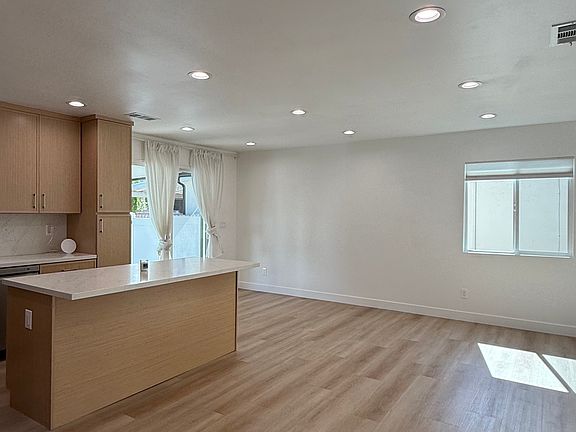 2nd image of 5918 Lindley Ave