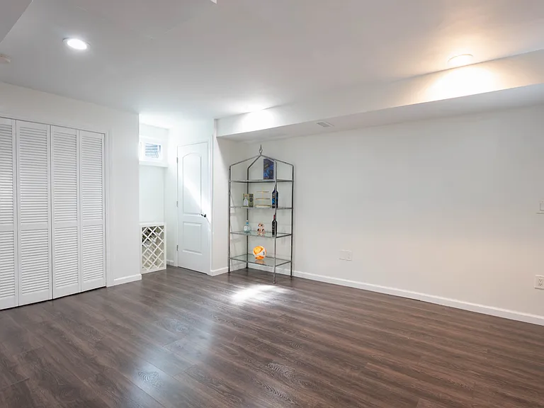 16 Hollyoak Ave — Photo 32