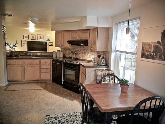 Eat-in kitchen