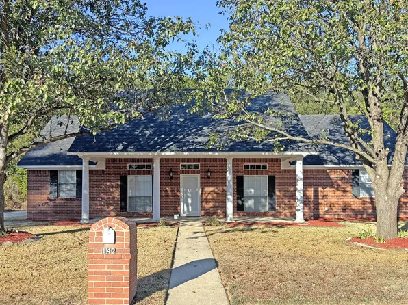 142 Westline Rd, Wake Village, TX 75501