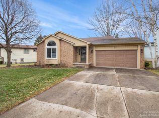 877 Alpine Dr, Brighton, MI