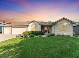 1608 S Deerberry Trl, Sioux Falls, SD 57106