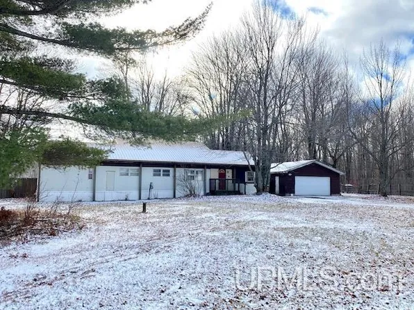 608 Brookfield Ln, Marquette, MI 49855