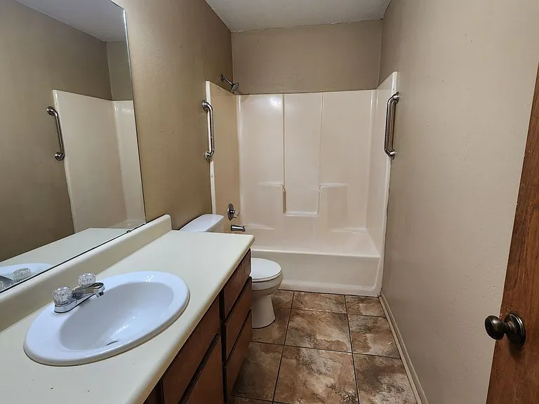 318 Houston St #1-10 — Photo 8