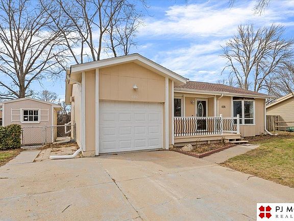 2nd image of 606 N Park Dr