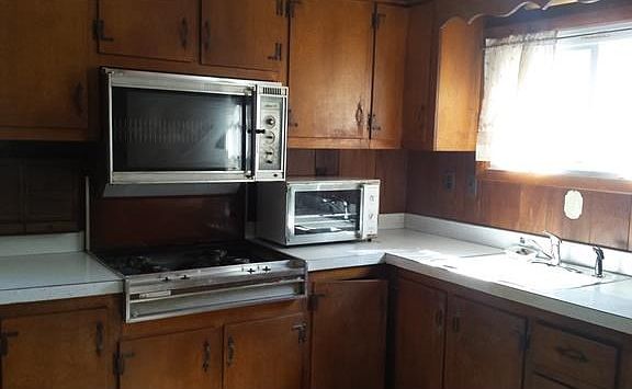 5th image of 37 W Sullivan Pl