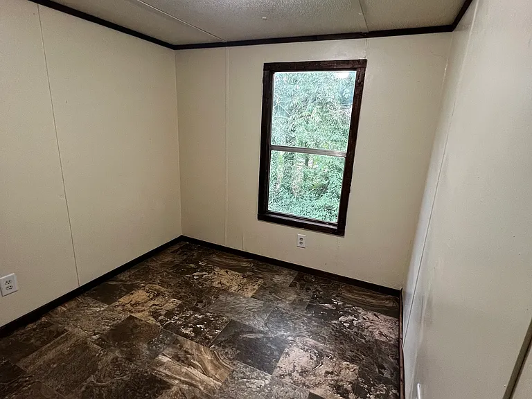 322 Woodmarsh Ln — Photo 3