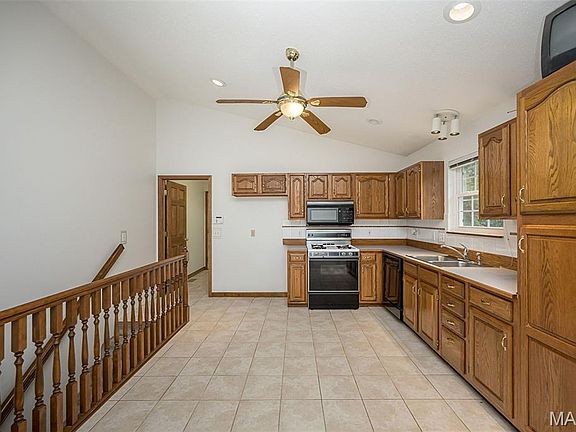 3rd image of 825 Colleen Dr