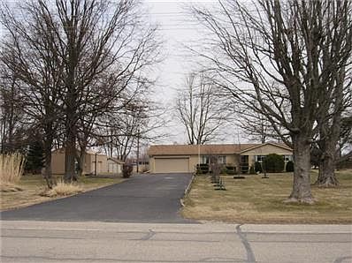 Long driveway to accommodate lots of guests and nice turnaround area for those who don't wish to back out onto the road.