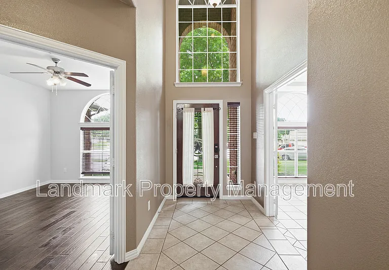 2115 Lexington Dr — Photo 6