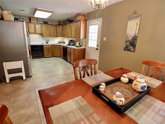 4th image of 1254 E Avenue L