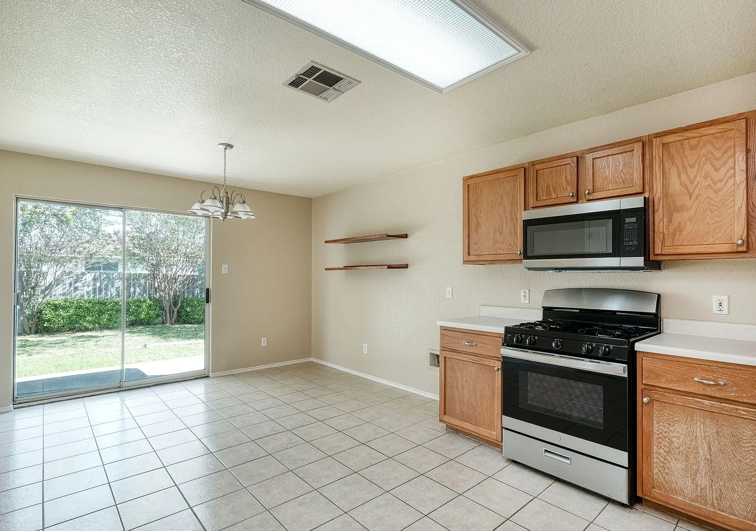 Nice 3B/2B in Spring Branch with spacious floorplan! — Photo 4