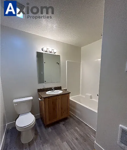 Beautiful 3 bedroom 1 bathroom apartment available now! — Photo 26