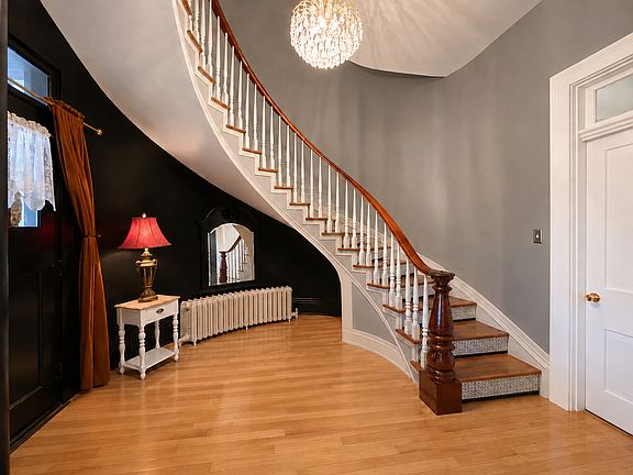 5th image of 621 Girard St