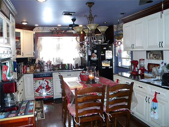 2nd image of 122 Highwood Dr #122