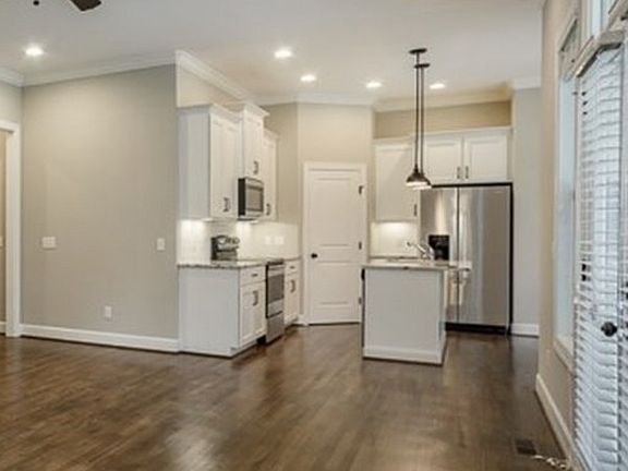 4th image of 831 Breeding Ave
