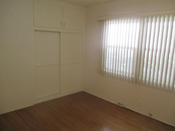 3rd image of 214 Avenue E