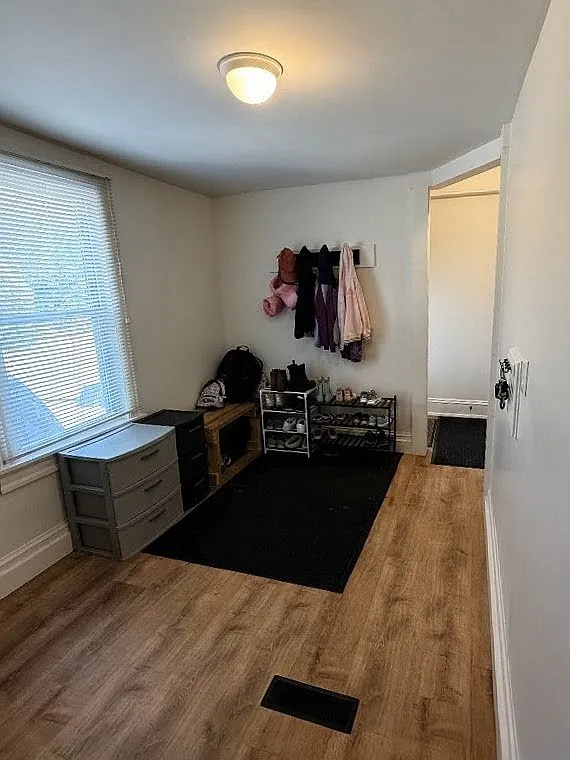 4 bed, 2100 sqft, $2,200 — Photo 2