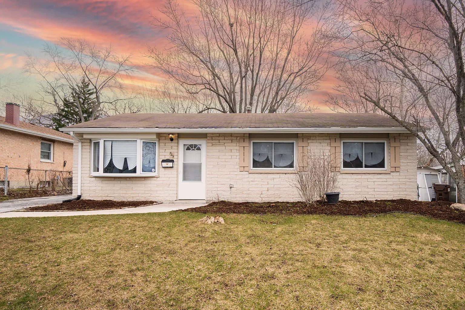 729 Blackhawk Dr photo 1