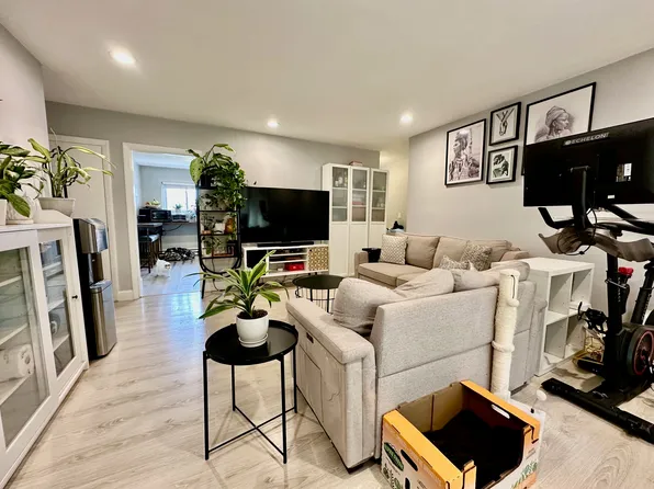 15 Westgate Rd APT 3, Chestnut Hill, MA 02467