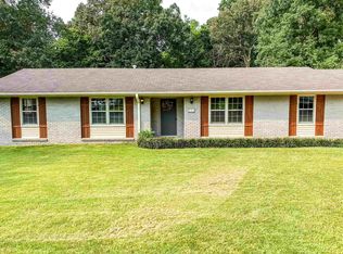 221 Suncrest Dr, Florence, AL 35633