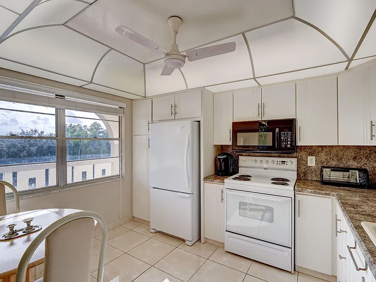 2304 Lucaya Ln #L4 — Photo 2