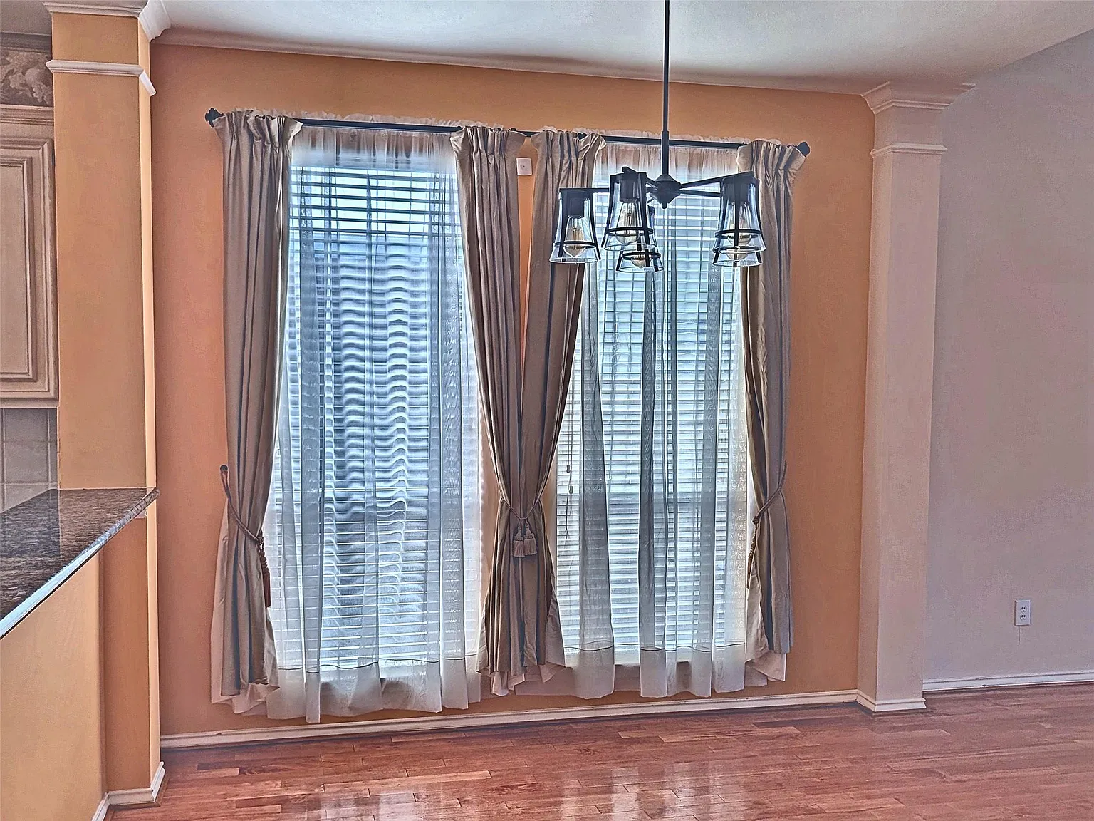 5 bed, 2.5 bath, 2657 sqft, $2,200 — Photo 3