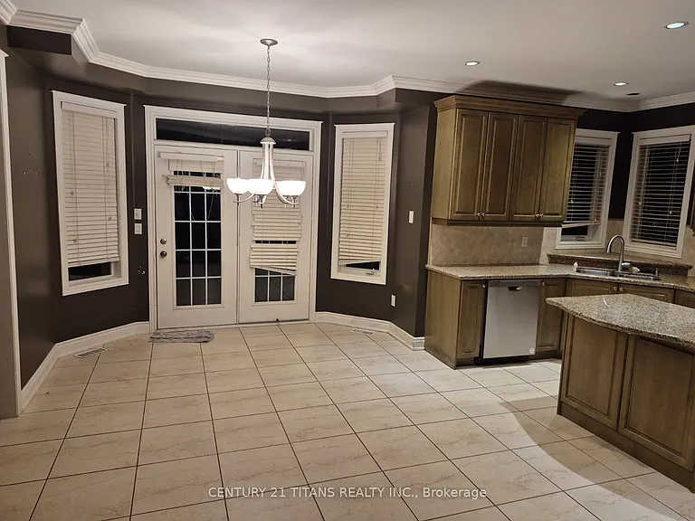 170 Tawny Cres — Photo 13