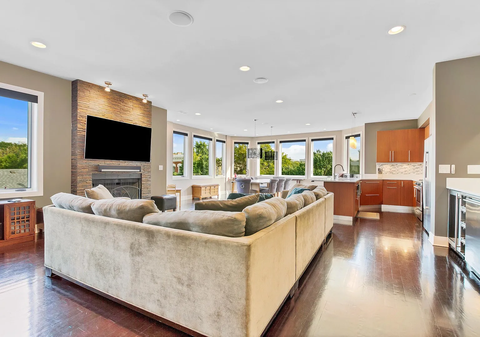 3 bed, 2.0 bath, 2865 sqft, $6,475 — Photo 4