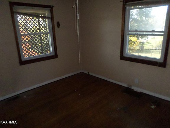 4th image of 911 W Oak Hill Ave