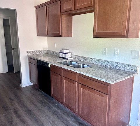 5th image of 702 S 2nd Ave