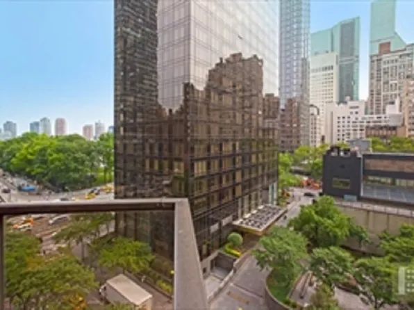 100 United Nations Plaza image 1 of 11