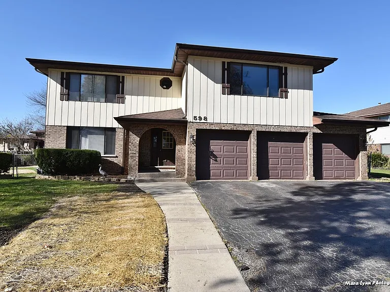 2nd floor apartment in quiet residential single family home neighborhood