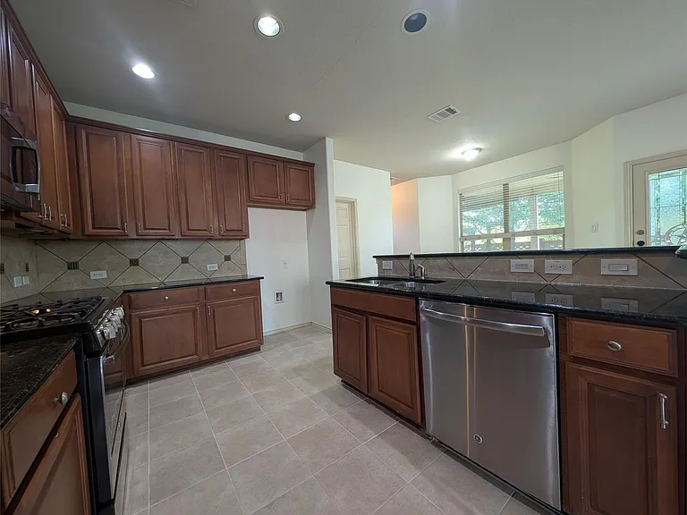 1602 Westmeadow Trl — Photo 10