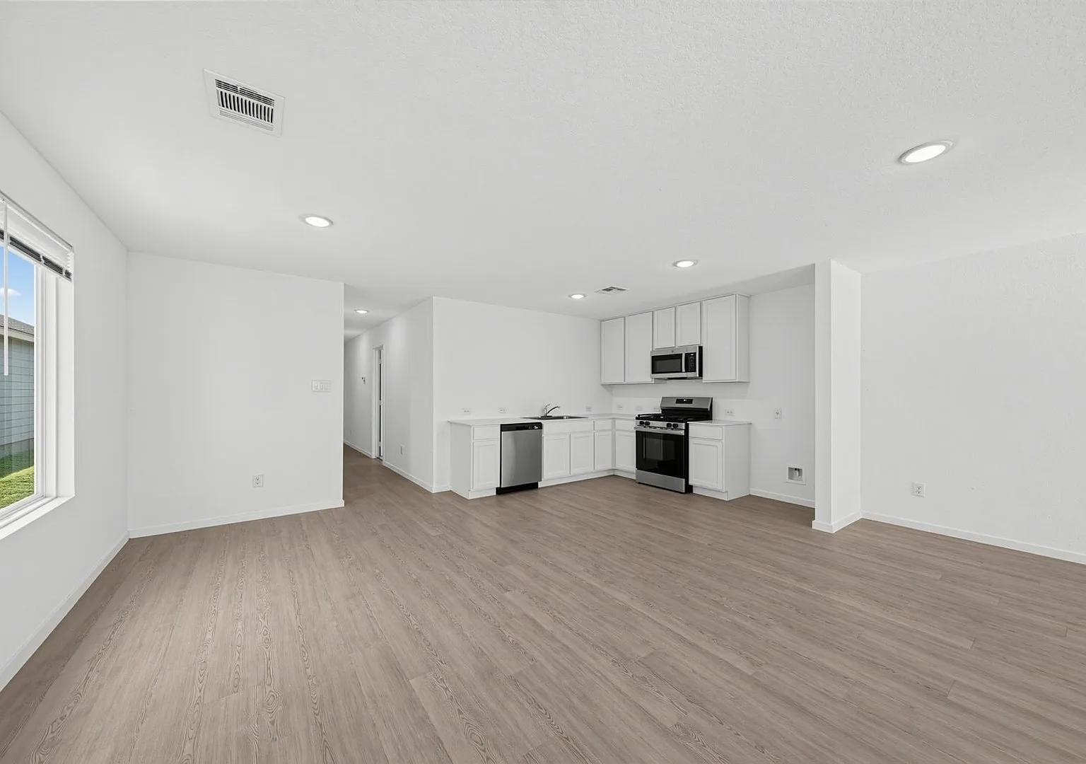 Brand New 4BR House in San Antonio 5 Min to 410 Private Patio Pet Friendly — Photo 4