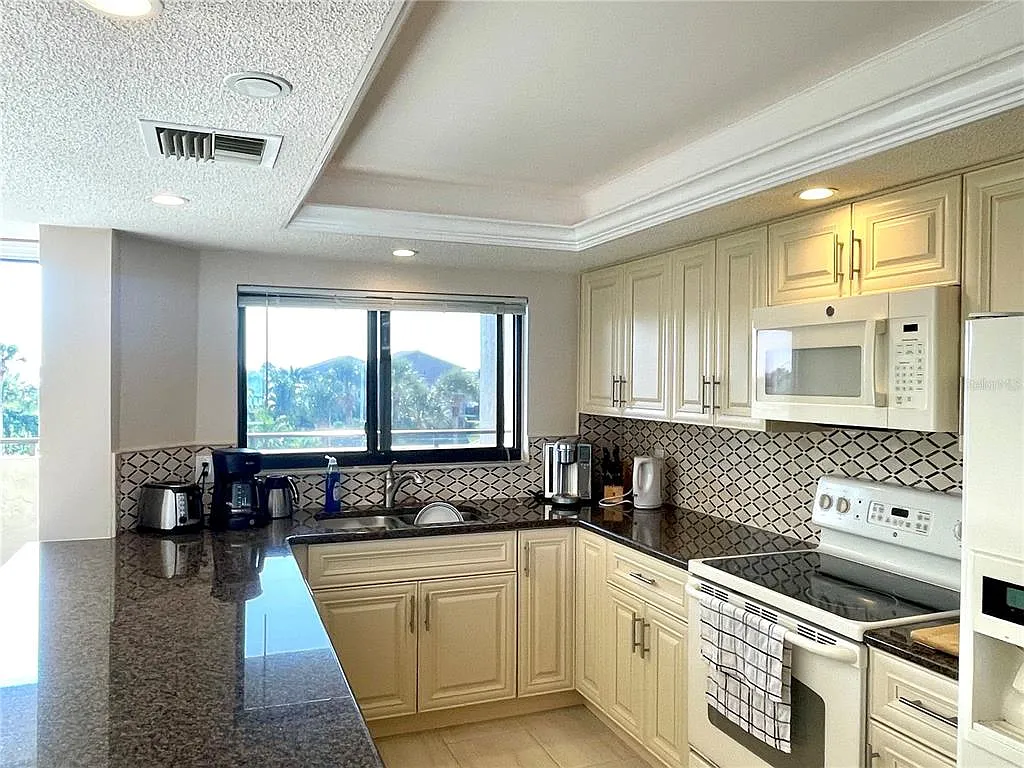 2 bed, 2.0 bath, 1464 sqft, $4,000 — Photo 4