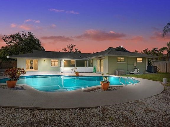 Sparkling Pool Oasis!