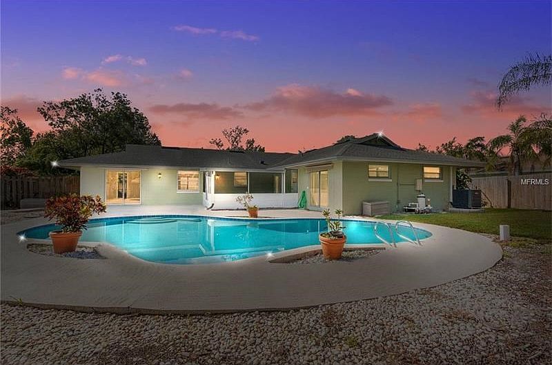 Sparkling Pool Oasis!