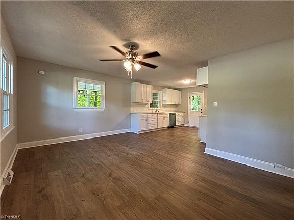4th image of 1352 Calvert Dr
