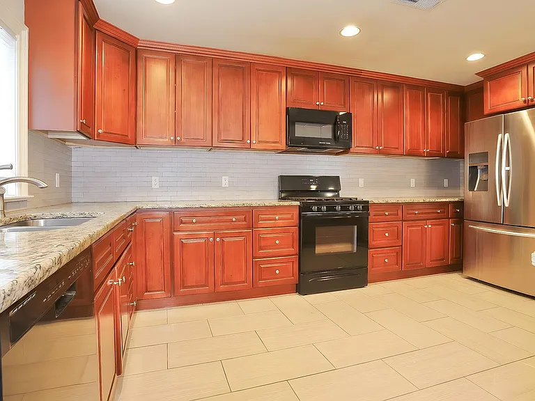 20 Franklin Ave — Photo 2