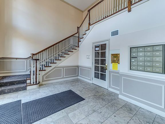 5th image of 715 Astor Ln Unit 502