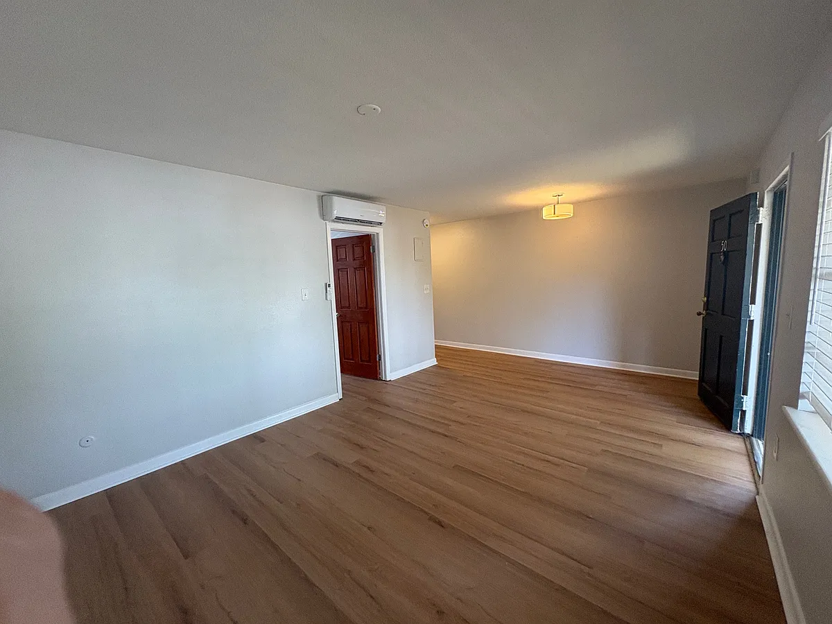 Building Photo - 3112 W Horatio St #50