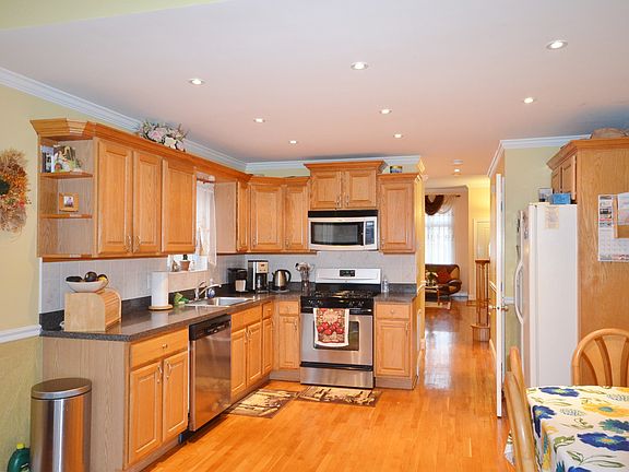 4th image of 46 Scott Ave