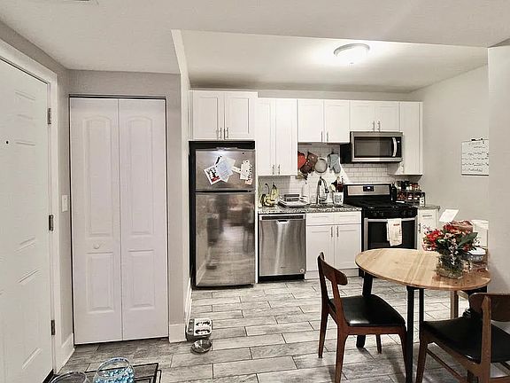5th image of 1039 W Roscoe St #G