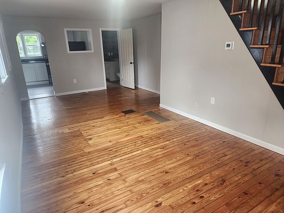 2nd image of 13 Bay St
