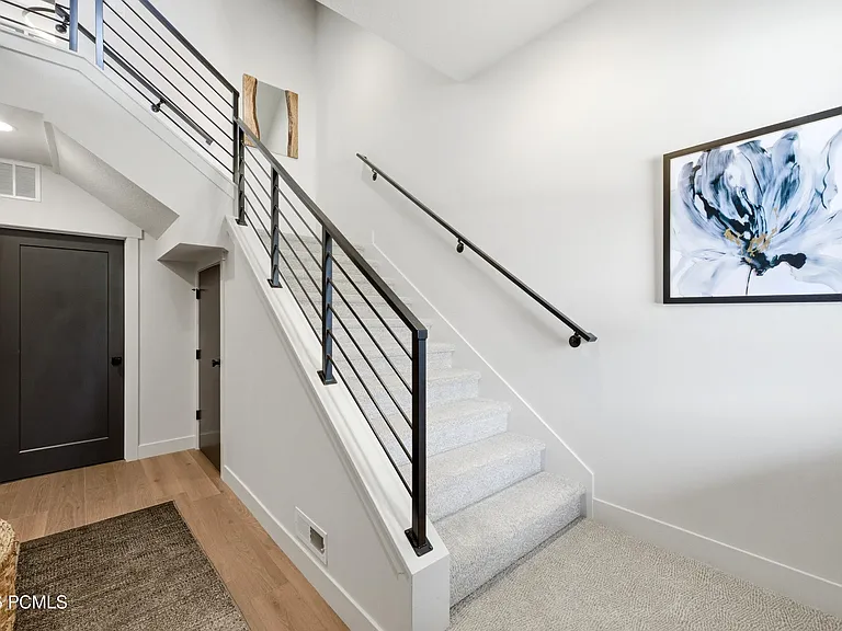 519 W Ascent Dr — Photo 2