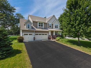10442 Huntington Dr, Eden Prairie, MN 55347